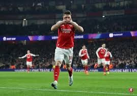 赛季半程结束＋阿森纳「半程冠军」 阿森纳最近主场以大比分击败维拉，确保了英超半程领先位置，目前领先曼城4分稳坐榜首。这意味着他们半程累积积分最高，是冠军热候选之一。